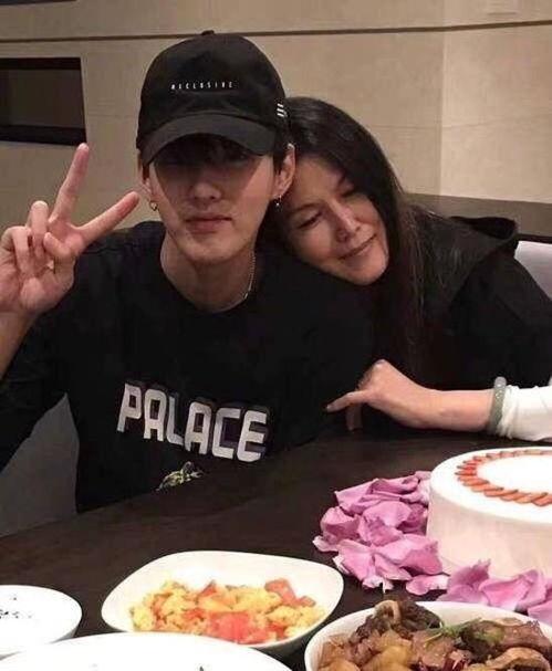 五哥爆料白小白结婚视频,甜蜜视频引网友热议